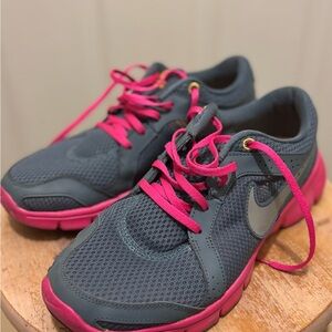 Nike Women Flex Experience RN 2 Gray\Pink Running Shoe Size 9